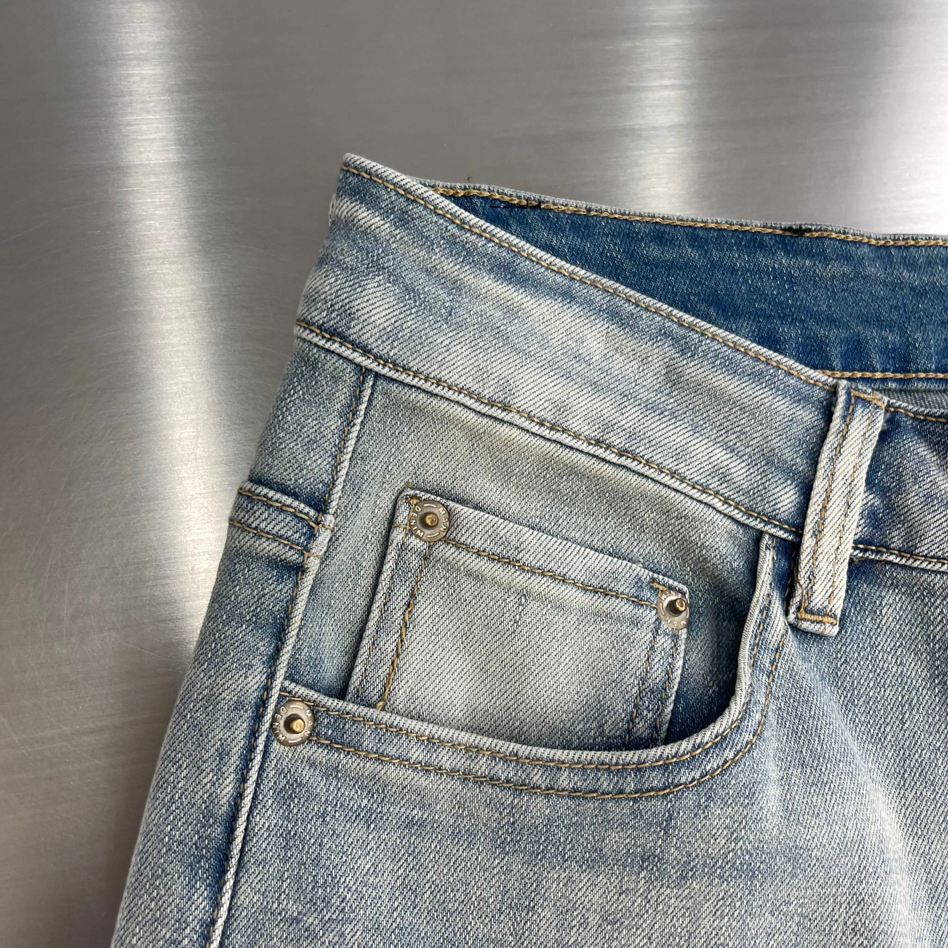 Ferragamo 🌹🌹26ss new spring and summer jeans are now available in the Premium version. Specially customized washed cloth fabrics are provided for customers. Breathable and highly comfortable. The details are impeccable. The design concept of brand elements reflects high quality. It feels delicate and soft. It presents a casual cut and the upper body shape is awesome! Sizes: 28-38 (no 35.37)